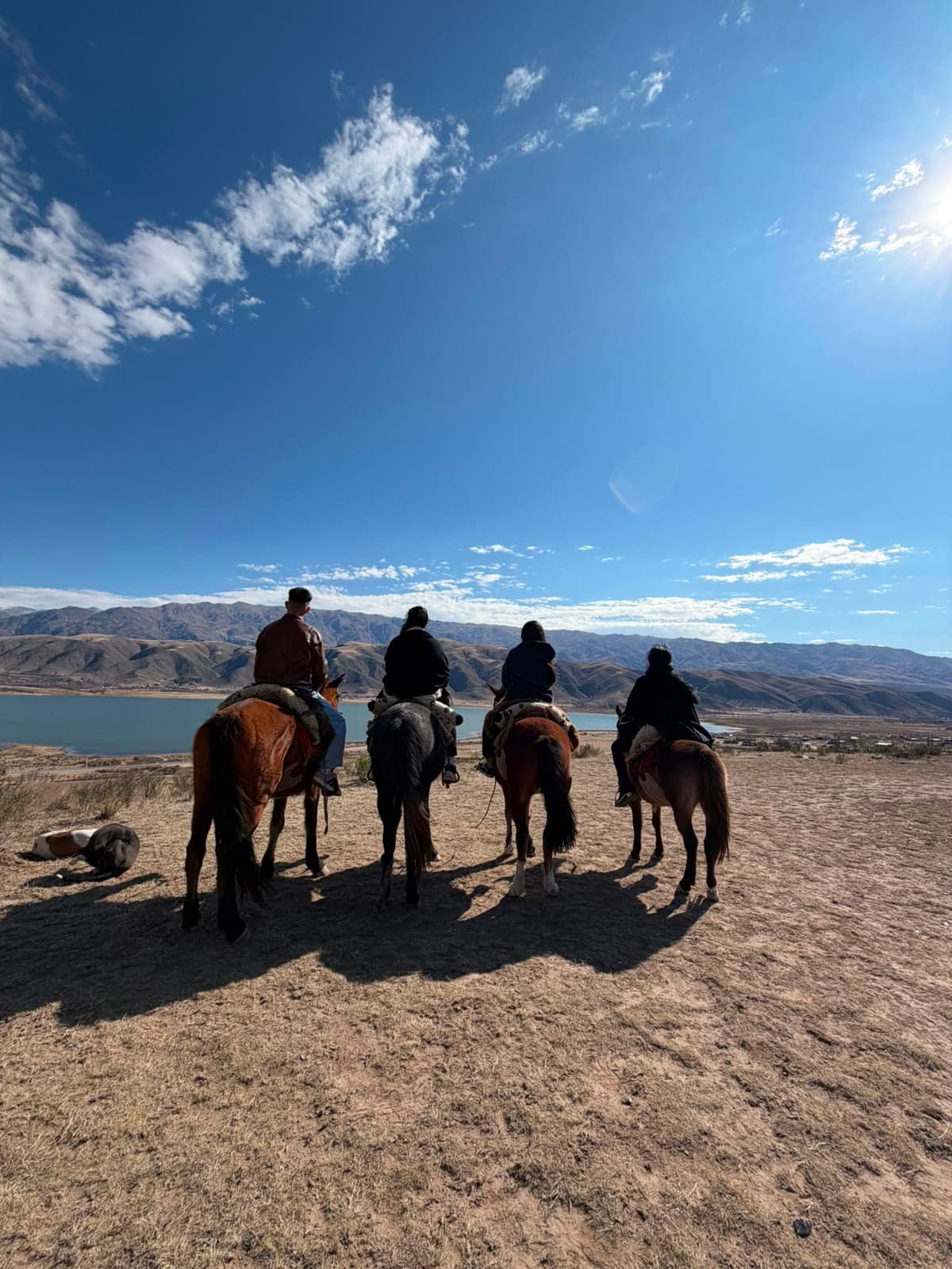 Grupo a caballo contemplando el Dique La Angostura desde el mirador de El Filo